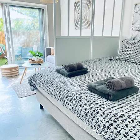 Le Chataignier Modern Center Parking Garden