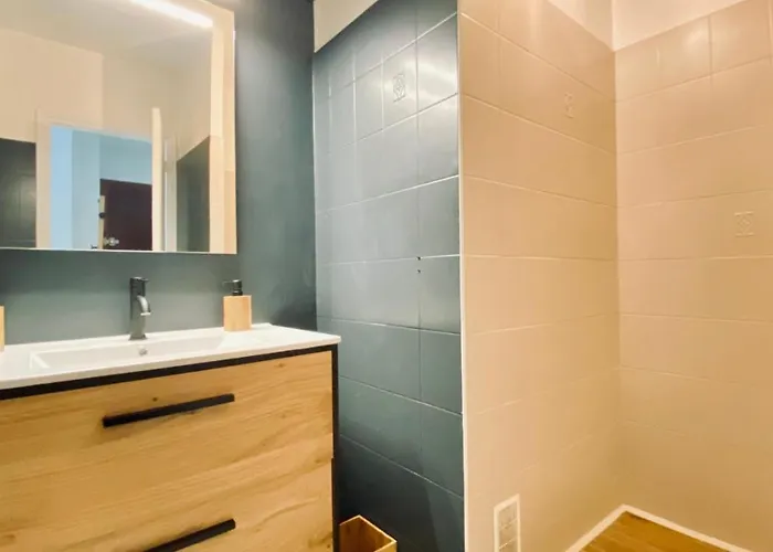 Le Chataignier Modern Center Parking Garden *