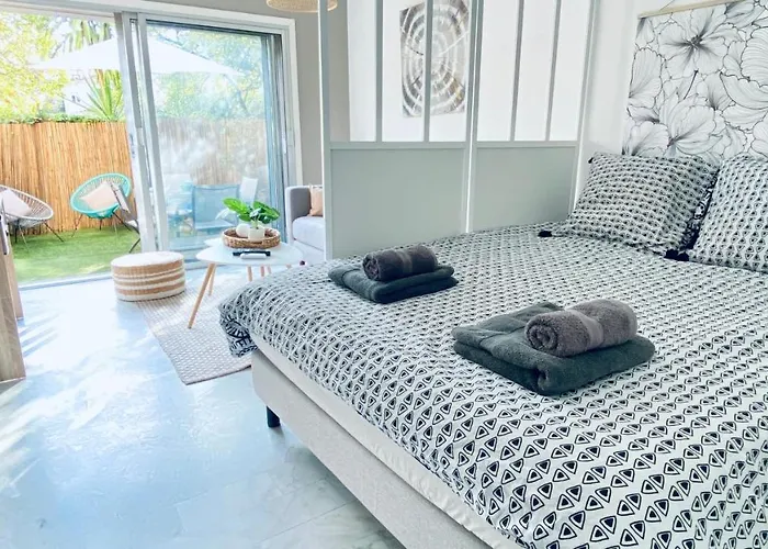 Le Chataignier Modern Center Parking Garden