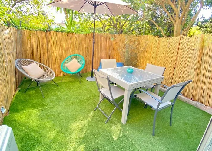 Le Chataignier Modern Center Parking Garden *